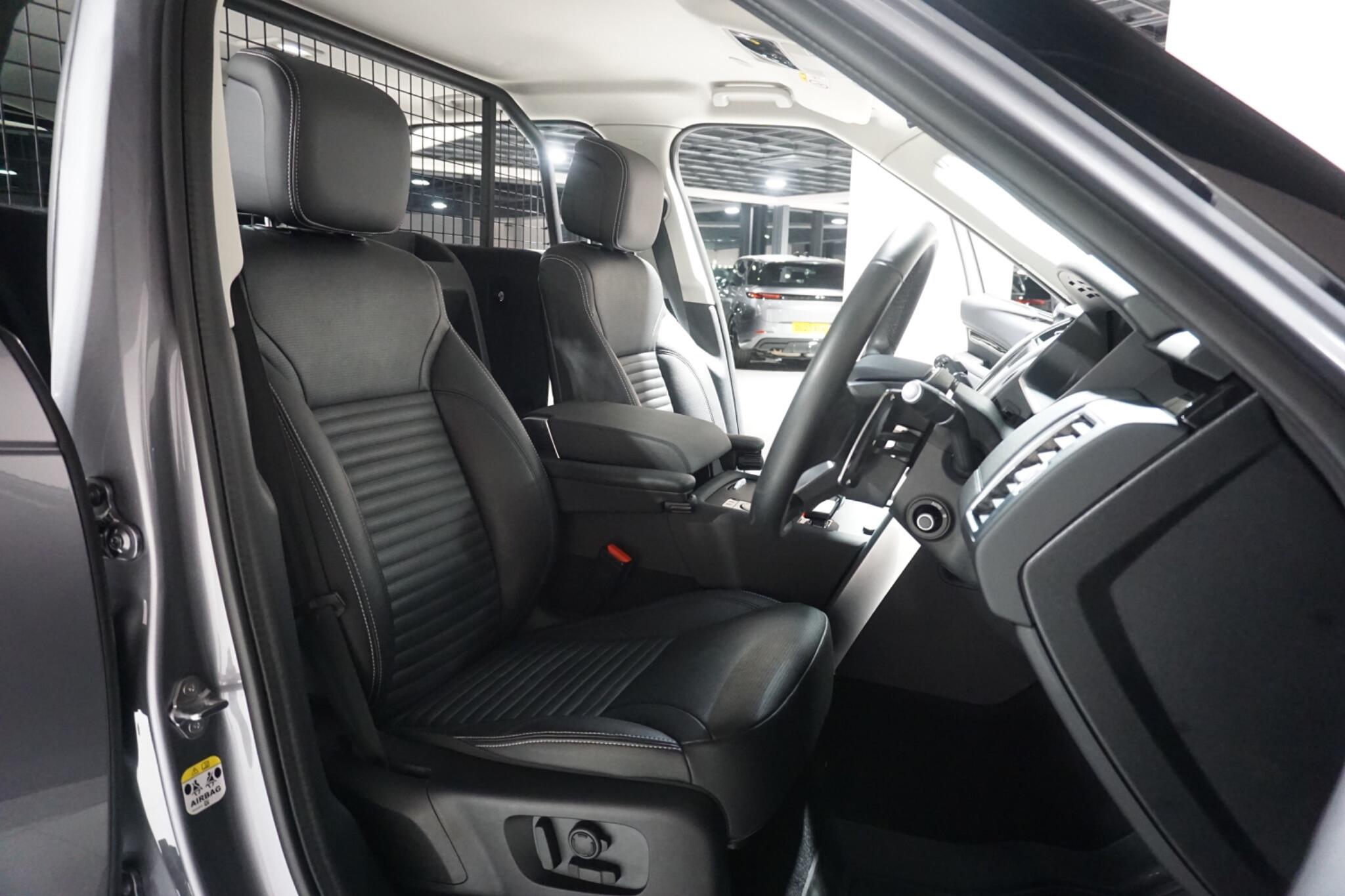 Land Rover Discovery 3.0 D300 MHEV SE SUV 5dr Diesel Auto 4WD Euro 6 (s/s) (300 ps)